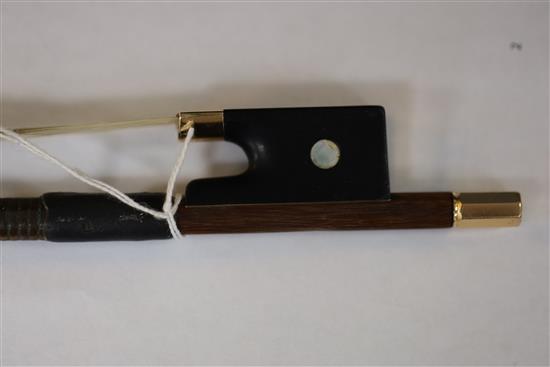 A German gold mounted violin bow, 19th century, length 74cm, weight 59g.